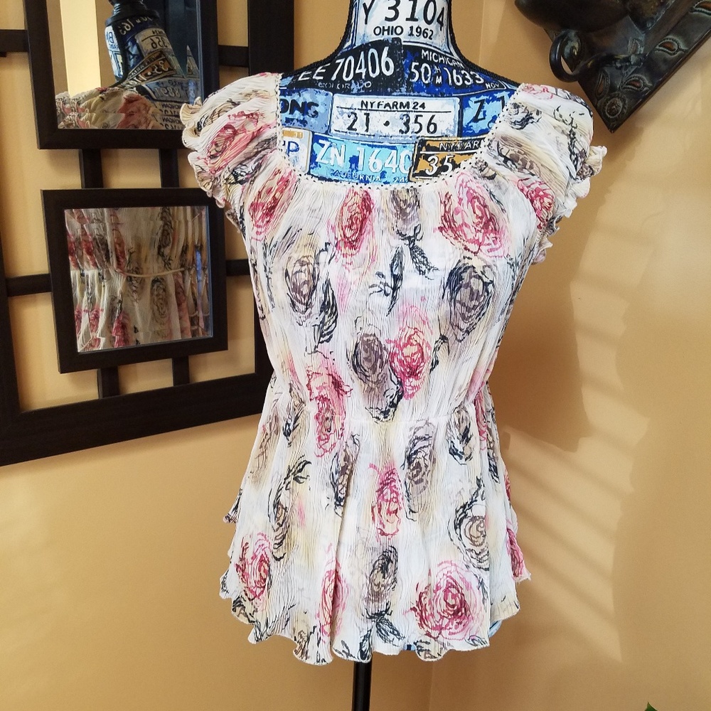 CREAM FLORAL CRINKLE TOP WITH LACE DETAIL!